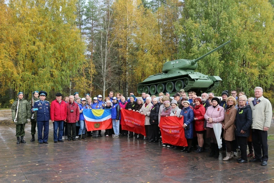Мемориальная акция 14 октября стартовала у памятника танку Т-34. Фото: Движение «ВЕЧНО ЖИВЫЕ».