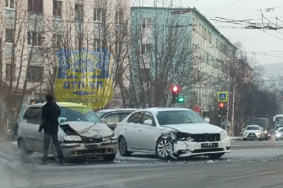 На месте работают сотрудники ГИБДД. Фото: vk.com/murmansk_dtp