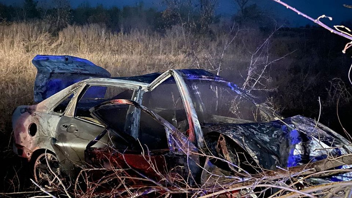 В Ленинском районе Саратова водитель Ford Focus сгорел в ночной аварии -  KP.RU