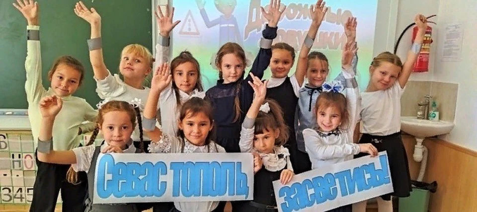 Светящиеся поделки обезопасят детей при переходе дороги в вечернее время. Фото: Полиция Севастополя