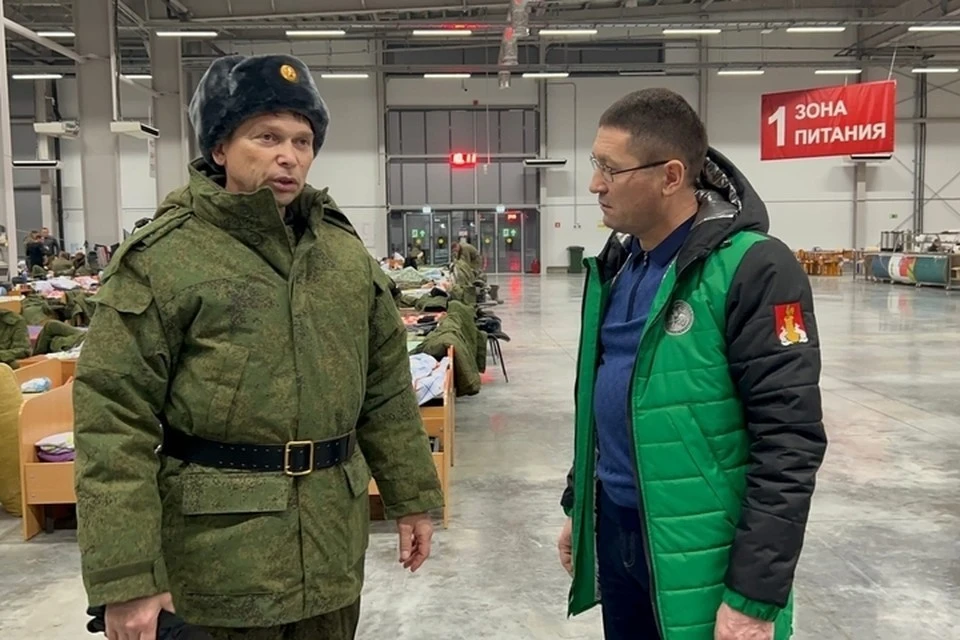 Также он ознакомился с условиями содержания бойцов. Фото: соцсети Ильхама Кашапова