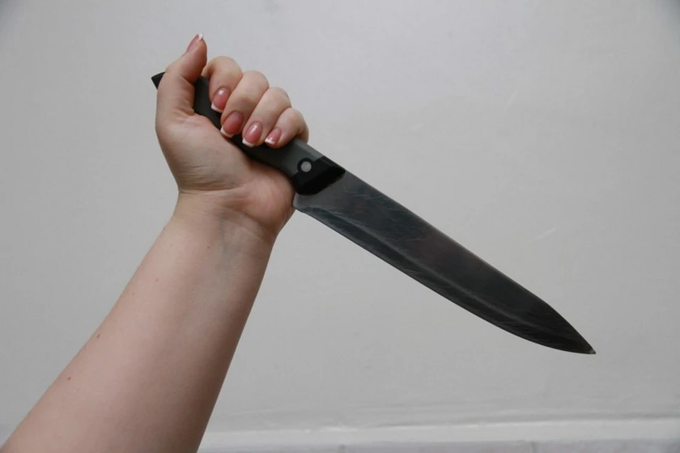 Женщина не менее двух раз ударила возлюбленного ножом