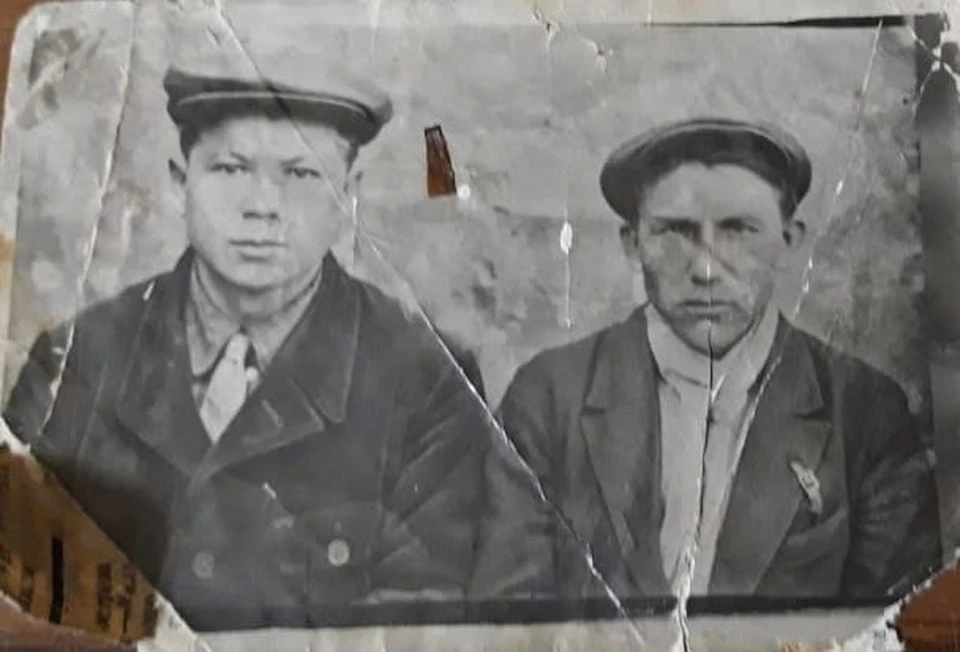 Вот таким юным был наш боец (на снимке справа). Фото из архива родственников Александра Корычева.