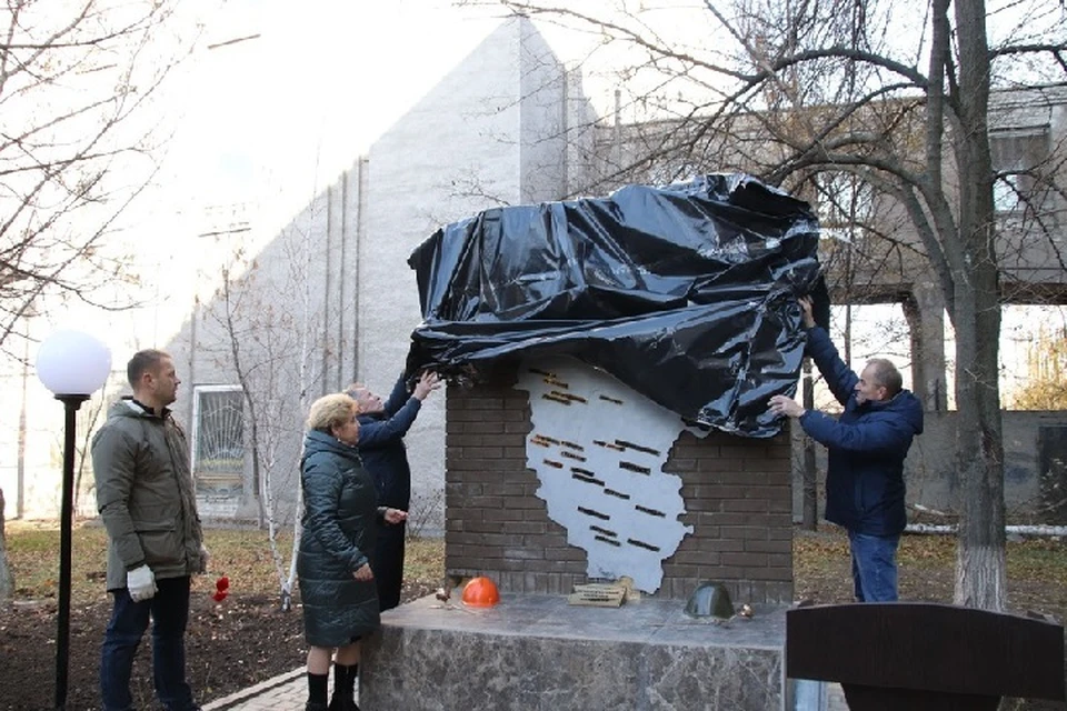 Мемориал в память о строителях, освобождавших землю Донбасса, открылся в луганском квартале Шевченко. Фото: Минстрой ЛНР