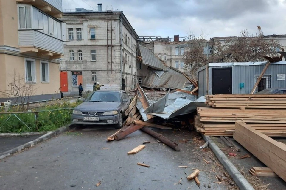 В Новосибирске продают части здания с сорванной крышей. Фото: ГУ МЧС РФ по НСО.