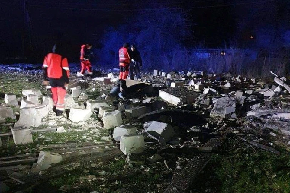 Сразу после сообщений о взрыве вечером во вторник в польском городке Пшеводове неопознанной ракеты, убившей двух человек, местные СМИ принялись истово обвинять в инциденте Россию.