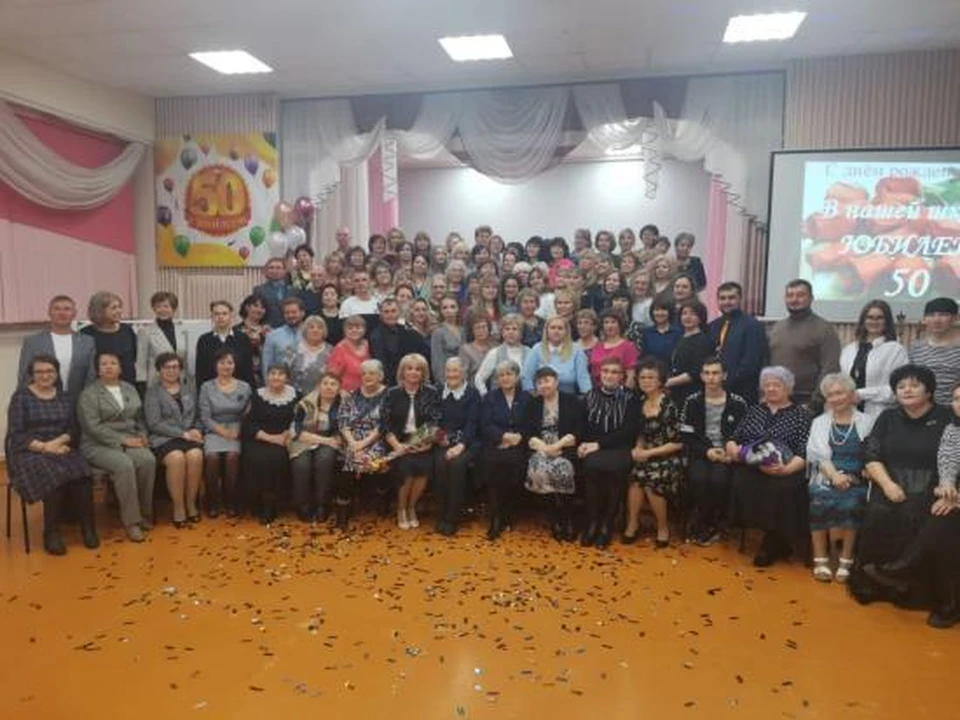 Олег Попов вручил педагогам школы № 37 Братска благодарственные письма Заксобрания региона в честь 50-летия учебного заведения.