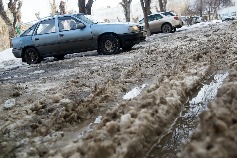 Вода затопила проезжую часть и тротуары