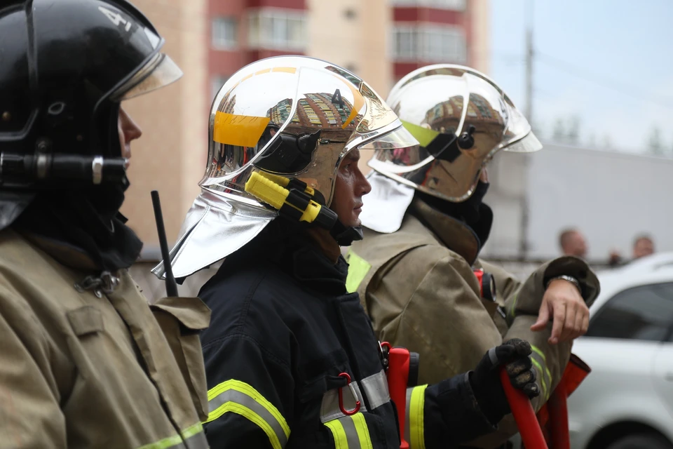 В Красноярске спасатели сняли с балкона 50-летнюю женщину