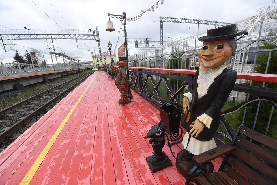 Станцию Чудово украшают деревянные скульптуры мультяшных персонажей.