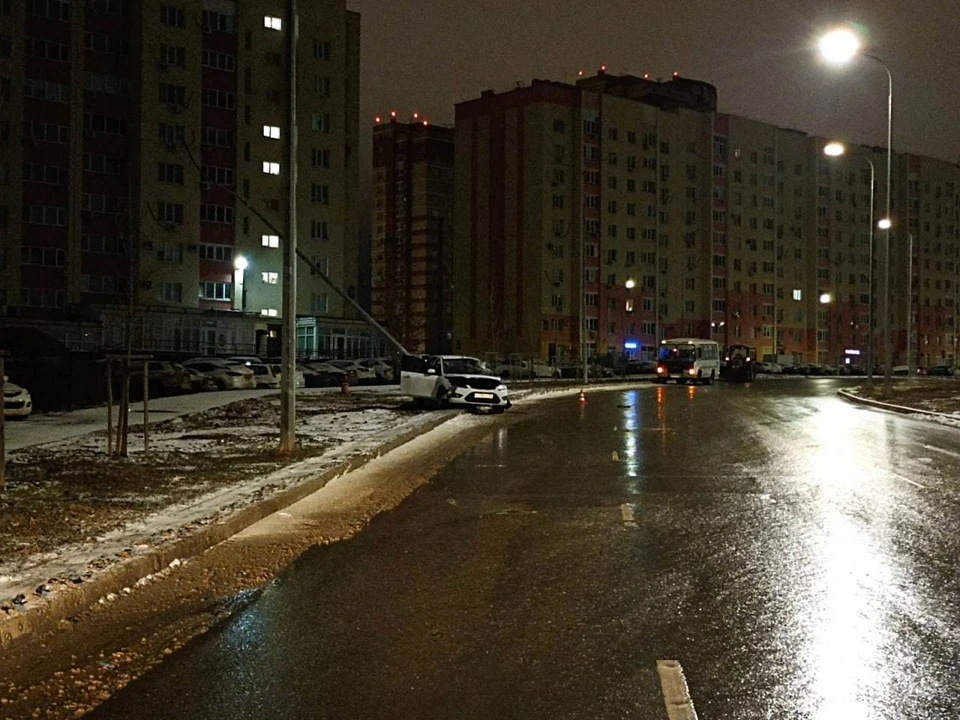 Девушка превысила скорость и влетела в столб