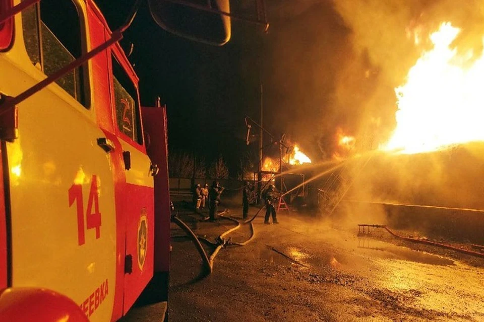 Для тушения пожара привлекались пожарный поезд, 20 единиц техники и 84 человека. Фото: МЧС ДНР