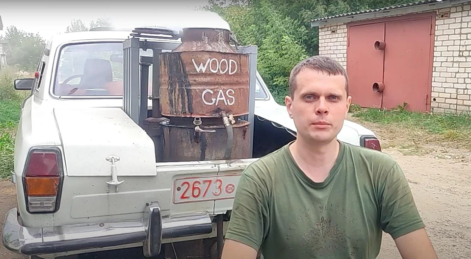 Белорус переделал свою "Волгу", чтобы та ездила на дровах. Фото: скрин видео YouTube