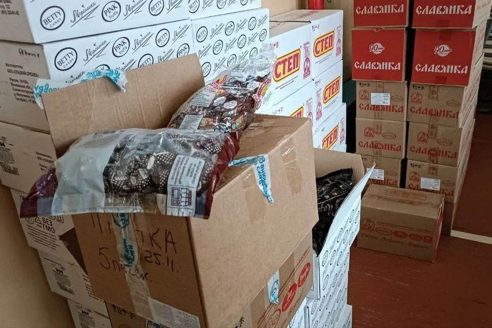 Волонтеры из Новосибирска привезли тонну конфет для детей Донбасса. Фото: Ростислав Антонов