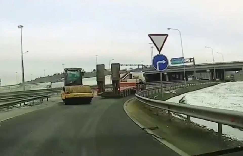 Каток упал с трала. Фото: Скриншот из видео