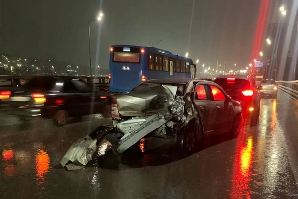 Авария произошла на Темерницком мосту в районе улицы Береговой. Фото: отдел пропаганды УГИБДД