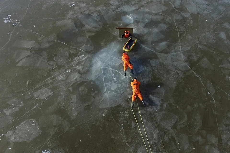 Падение амура в метрах. Спасение человека провалившегося под лед. Падение в пропасть. Спасение провалившегося под лед картинки.