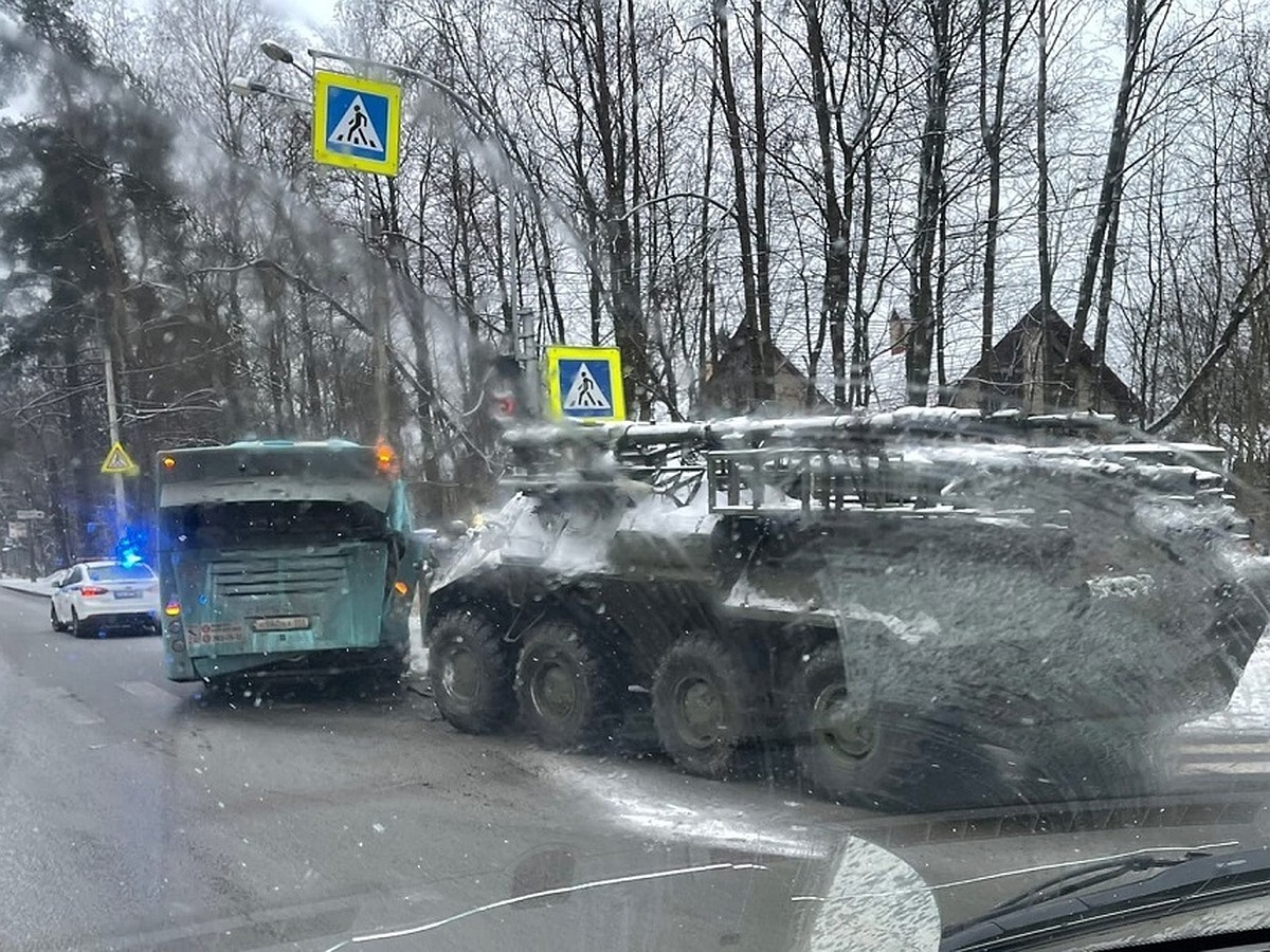 БТР врезался в пассажирский автобус на севере Петербурга - KP.RU