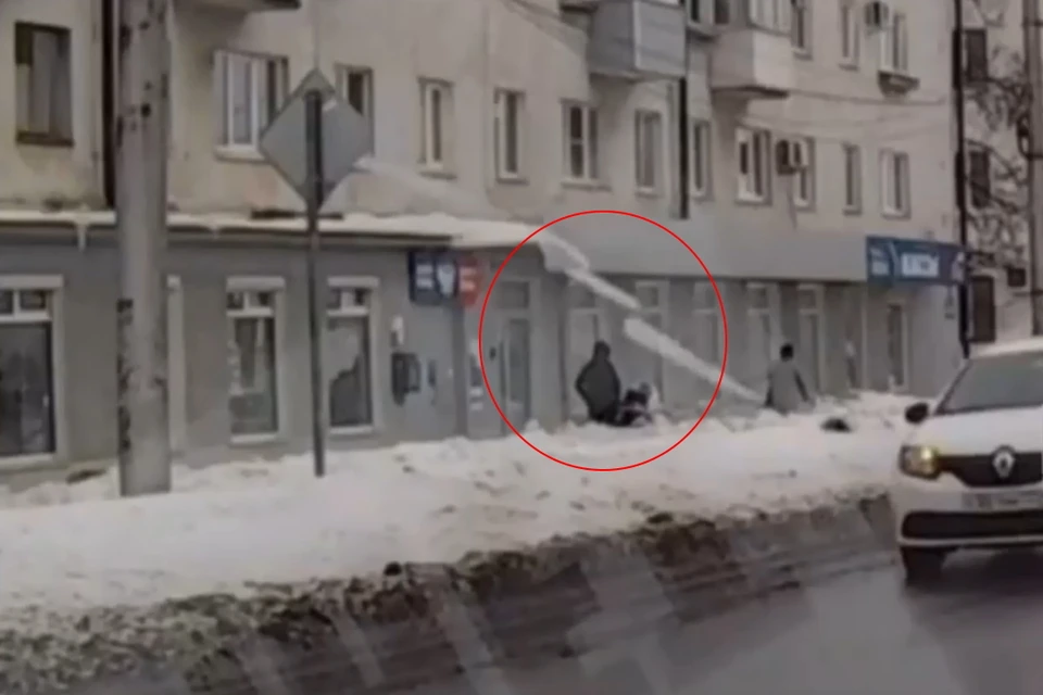 Сотрудницу УК осудят за падение 20-килограммовой снежной глыбы на мать с коляской. Фото: vk.com/region53