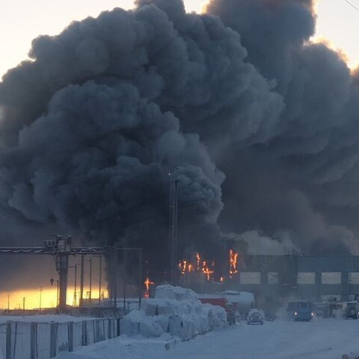 В Новом Уренгое горит производственное здание с автомобилями и полным  бензовозом внутри - KP.RU