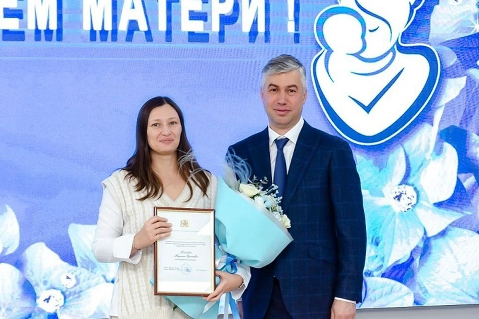 Благодарственные грамоты ростовчанкам вручил сити-менеджер города. Фото: телеграм-канал главы администрации Ростова-на-Дону Алексея Логвиненко