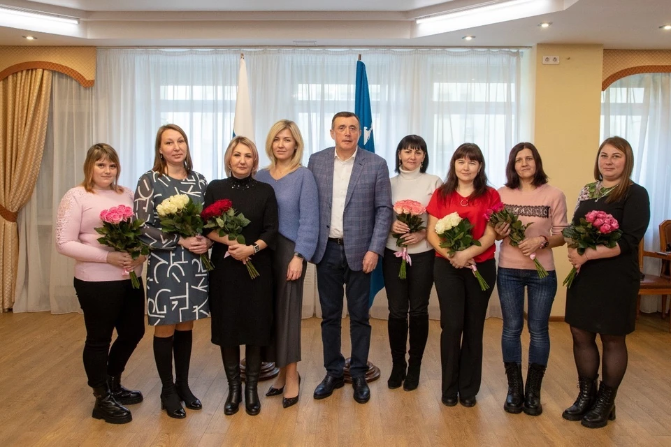 Губернатор сахалинской области Валерий Лимаренко пообщался с женами многодетных сахалинцев. Фото регионального правительства