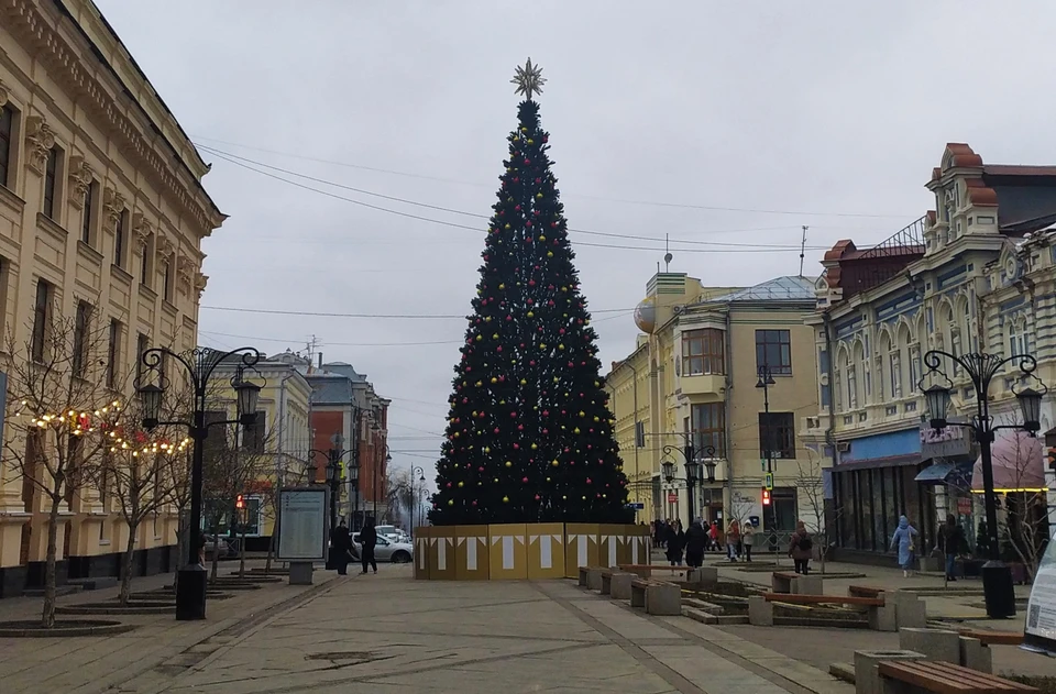 Город постепенно преображается к Новому году.