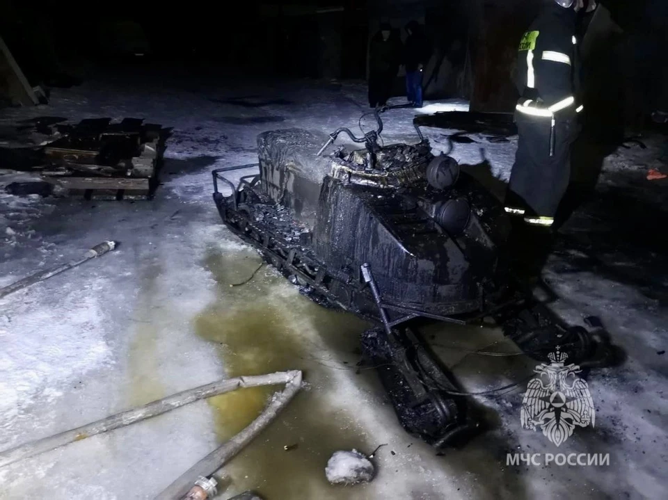 Пожар полностью уничтожил один из гаражей. Фото: МЧС по Мурманской области