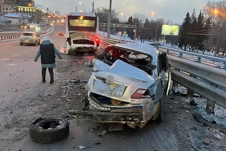 Легковушка оказалась сильно повреждена после ДТП. Фото: "АСТ-54"