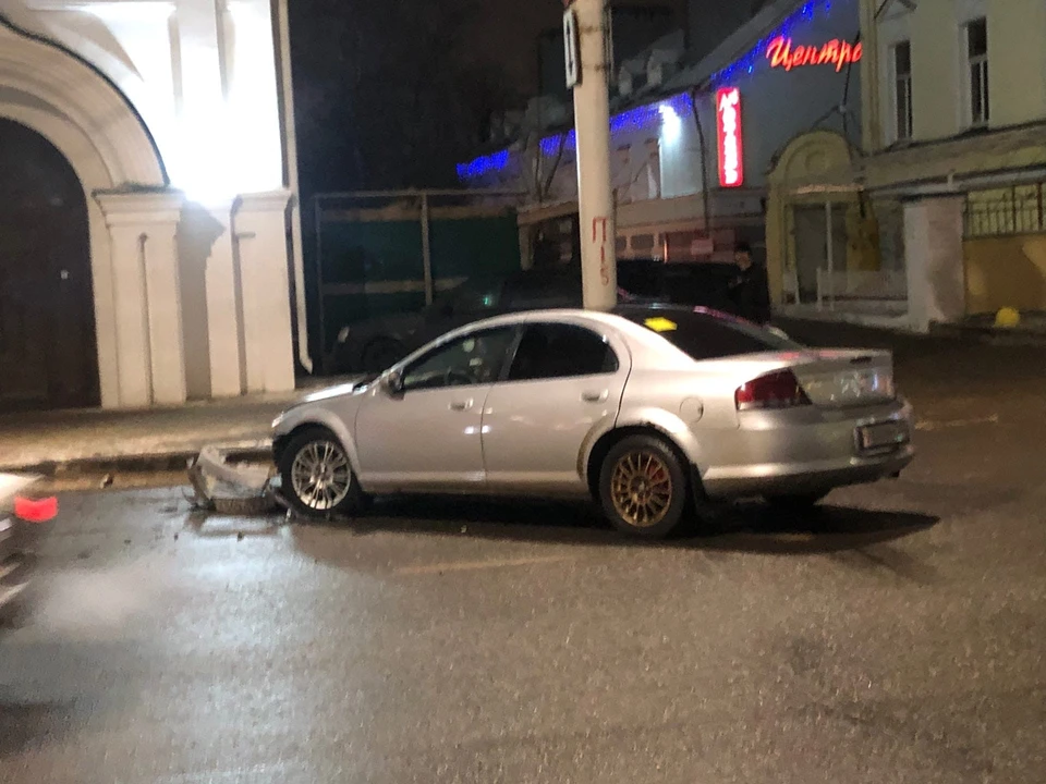 Повреждения у серого автомобиля серьезные