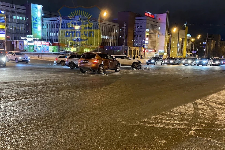 По сообщениям очевидцев, водитель Nissan хотел проехать на красный сигнал светофора. Фото: vk.com/murmansk_dtp