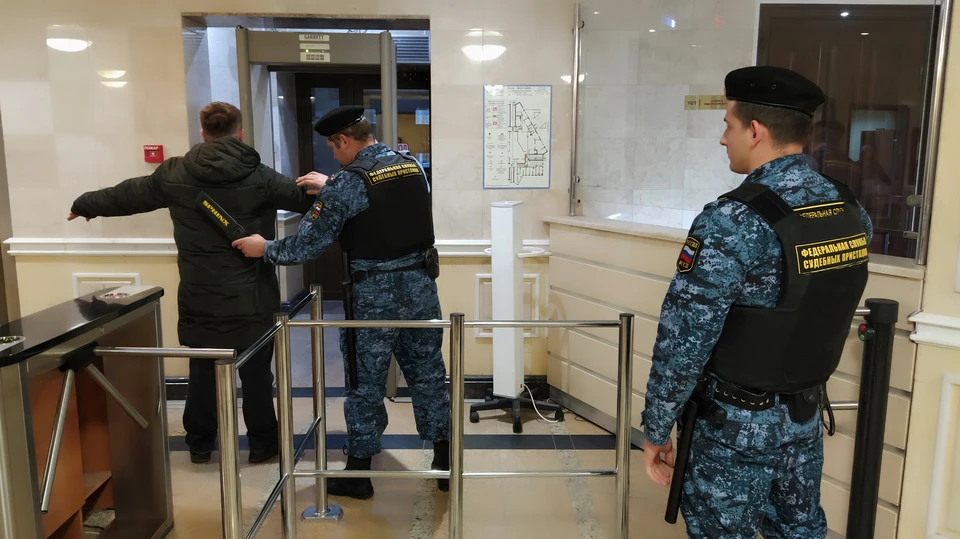Проверку на входе в суды в наше неспокойное время проводят особенно тщательно.