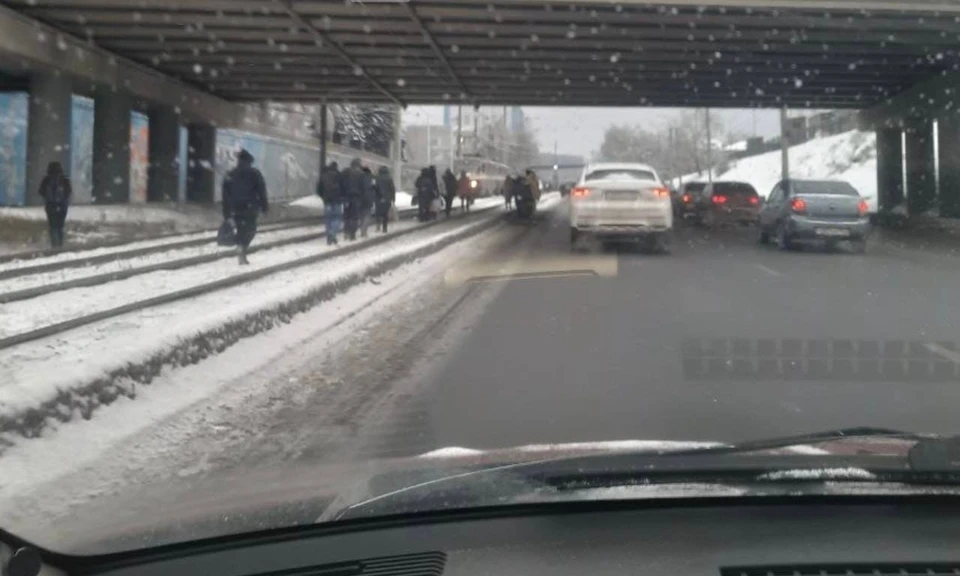 Пассажирам пришлось подниматься в гору по Окскому съезду ФОТО: сообщество ВКонтакте «Автомобильный Нижний Новгород»