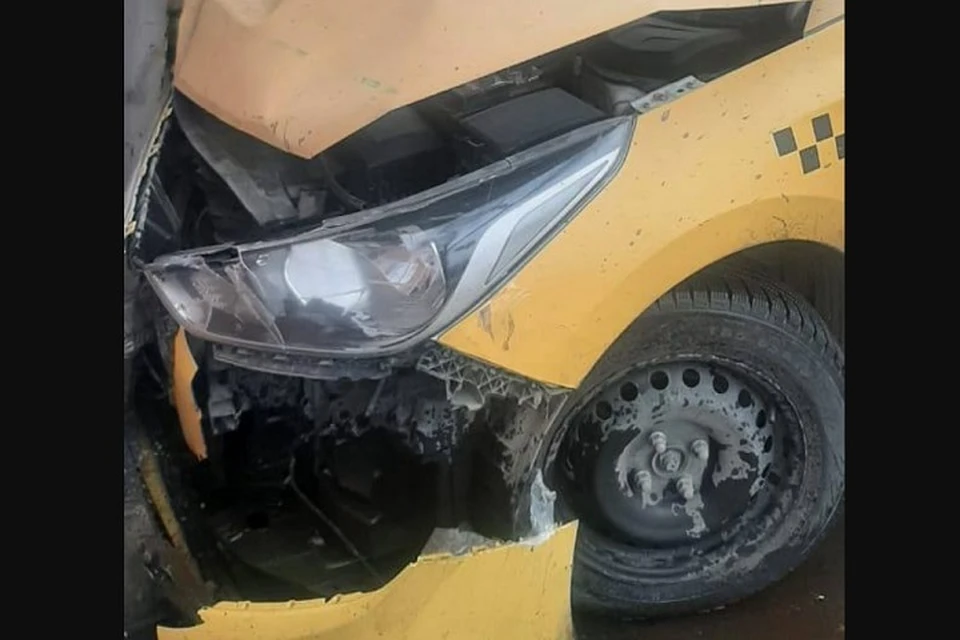 Hyundai Accent выехал на тротуар и налетел на кирпичное сооружение. Фото: управление ГИБДД России по РО