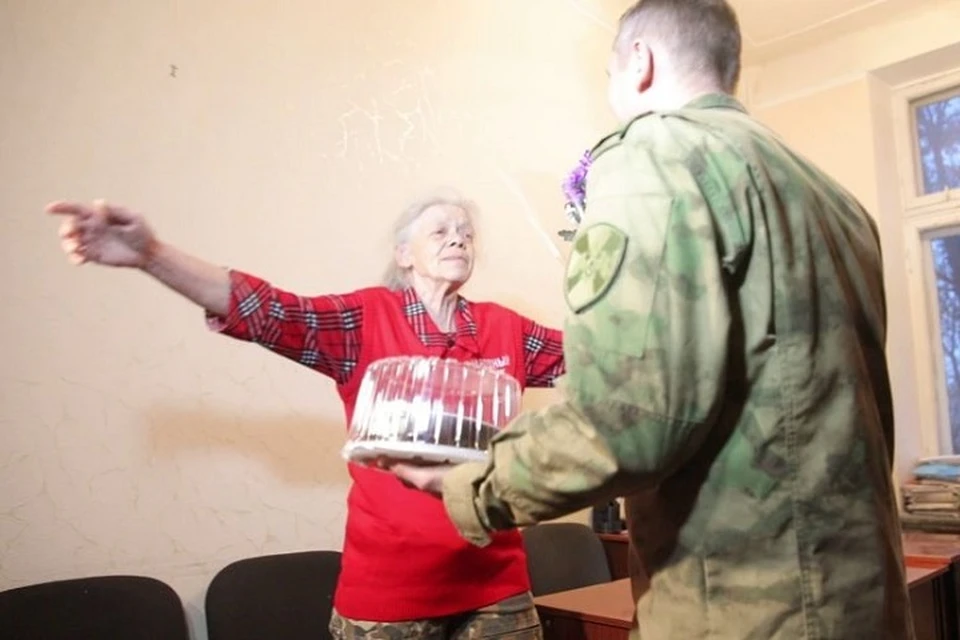Наталью Пасику поздравление воинов-дальневосточников очень растрогало Фото: пресс-служба Росгвардии