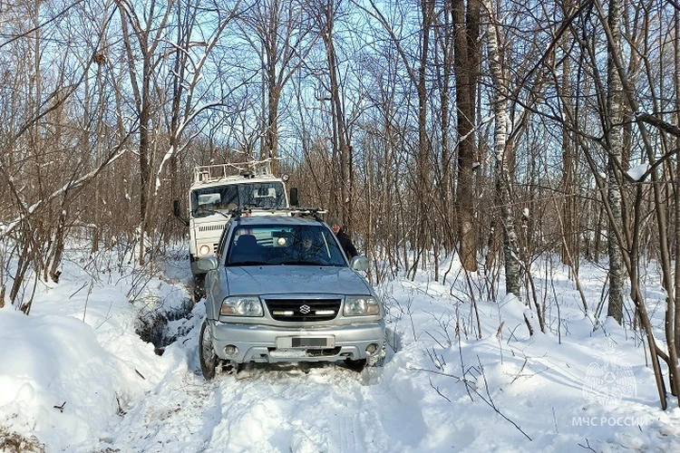 Хотели проверить, как машины ездят зимой: двоих мужчин спасли из сугробов в Хабаровском крае