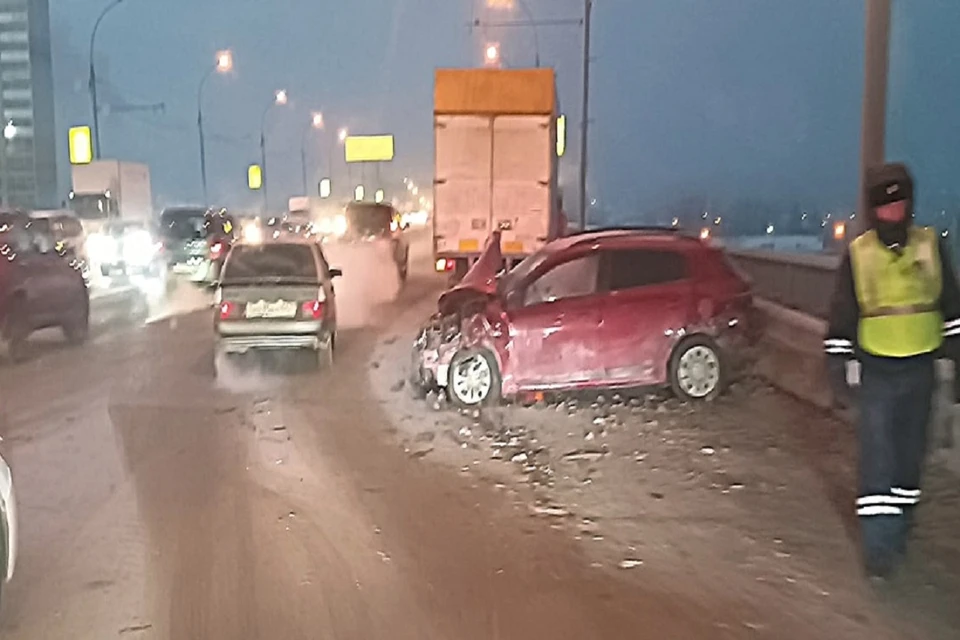 Жёсткое ДТП на Димитровском мосту в Новосибирске заблокировало проезд машин. Фото: "АСТ-54".
