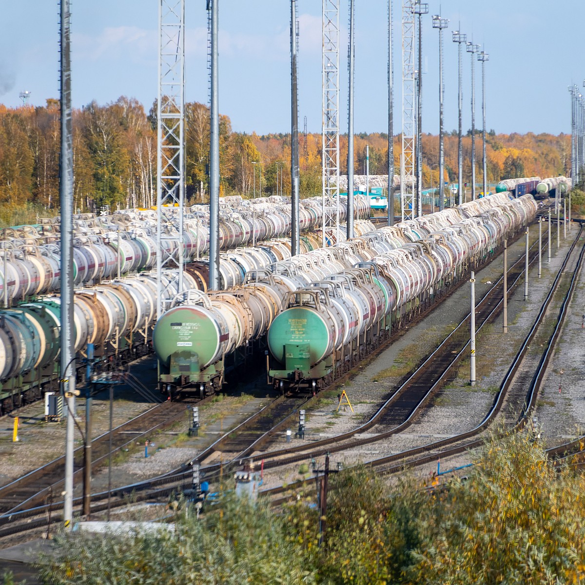 В Омске с железнодорожных путей сошли три цистерны грузового поезда - KP.RU