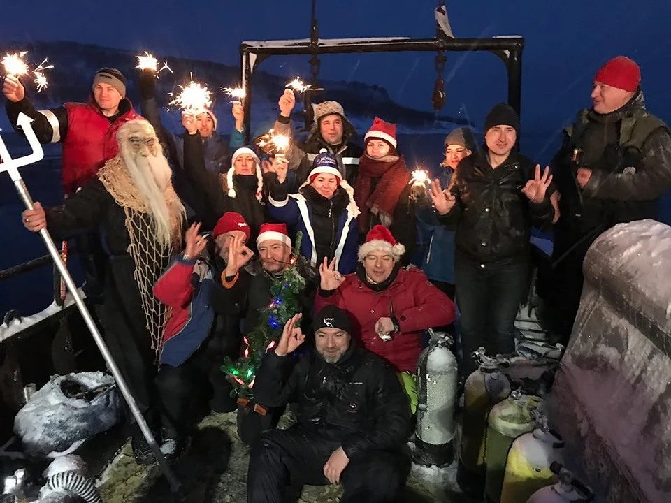 У дайверов из клуба «Морской охотник» в Мурманской области есть ежегодная традиция - устанавливать новогоднюю елку на дне Баренцева моря. Фото: vk.com/divingclubseahunter