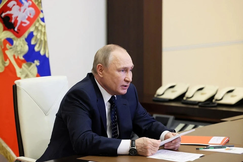 Путин поручил провести индексацию зарплат бюджетников в январе 2023