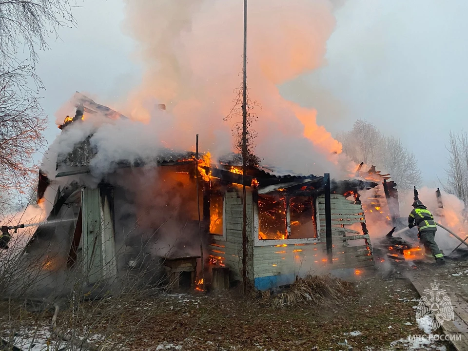 Дом сгорел полностью.
