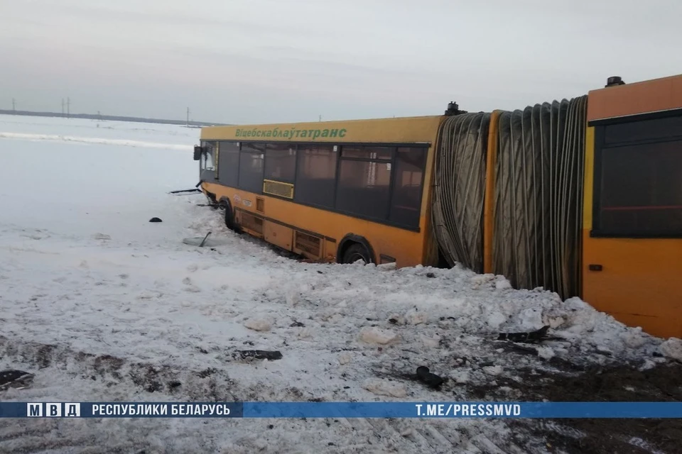 Водитель авто врезался в рейсовый автобус с пассажирами под Витебском. Фото: телеграм-канал МВД