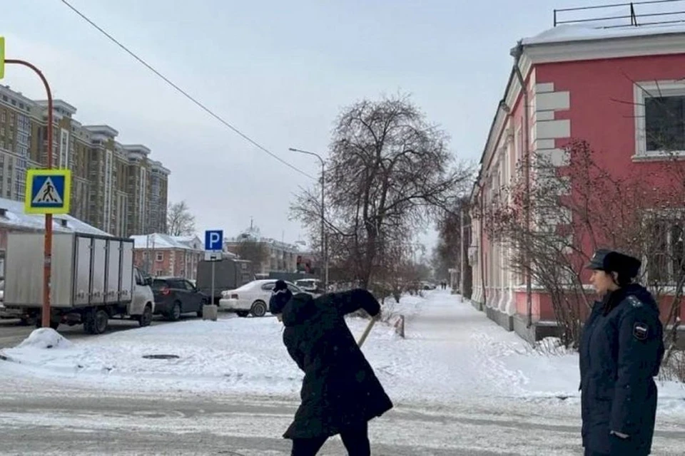 В Барнауле 50 должников отправили убирать улицы от снега. Фото: ФССП по алтайскому краю