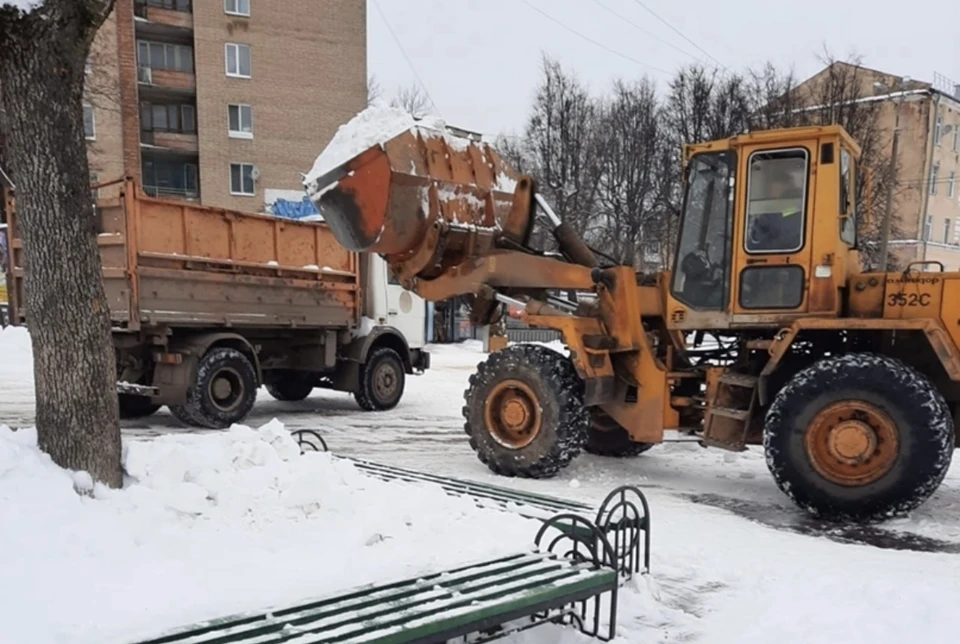 Улицы Смоленска круглосуточно очищают от снега. Фото: пресс-служба администрации города.