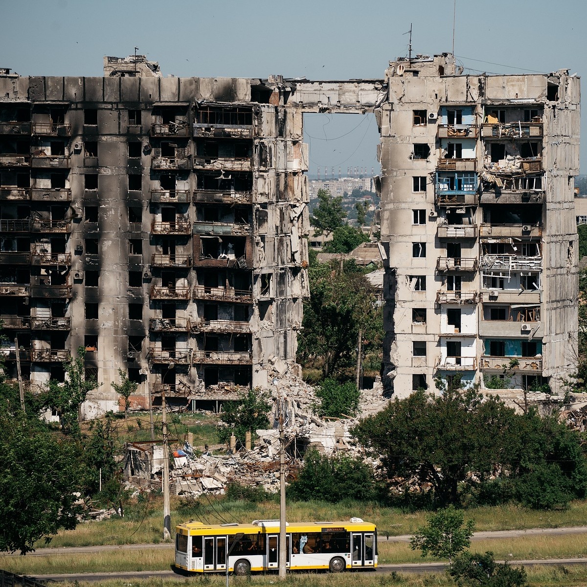 «Изначально город казался вымершим»: самарский фотограф показал улицы  Мариуполя - KP.RU