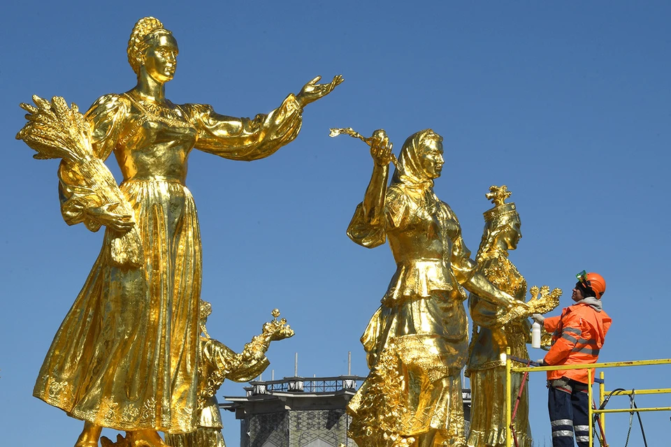 У фонтана "Дружба народов" на ВДНХ, одного из самых ярких символов братства народов СССР.