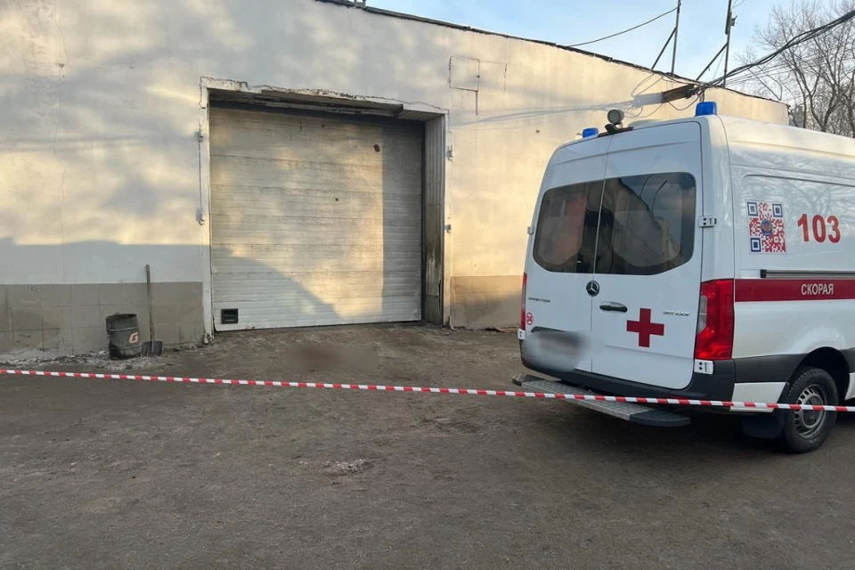 Мужчину раздавило насмерть воротами автомойки в Москве
