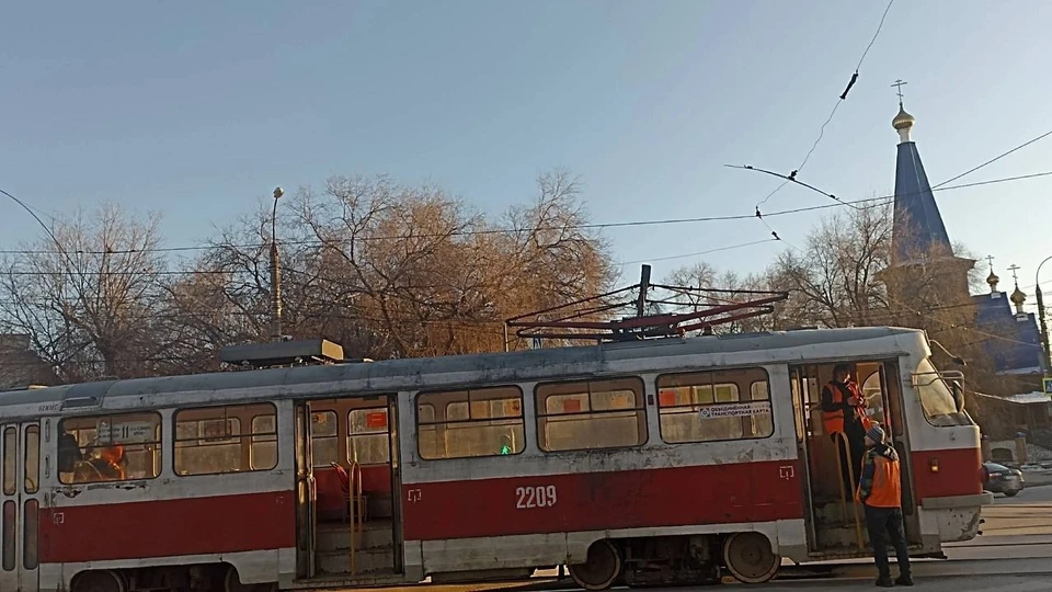 Трамвай остановился из-за оборванного провода. Фото: "Убежище Самара"