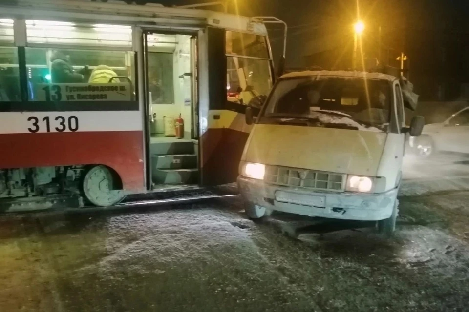 В Новосибирске трамвай № 13 попал в очередное ДТП. Фото: Служба аварийных комиссаров "Альянс".