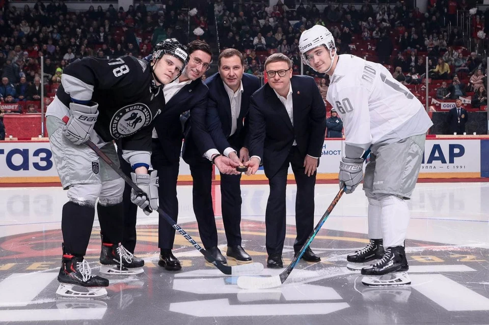 Неделю звезд хоккея открыли губернатор и президент КХЛ. Фото: пресс-служба губернатора.